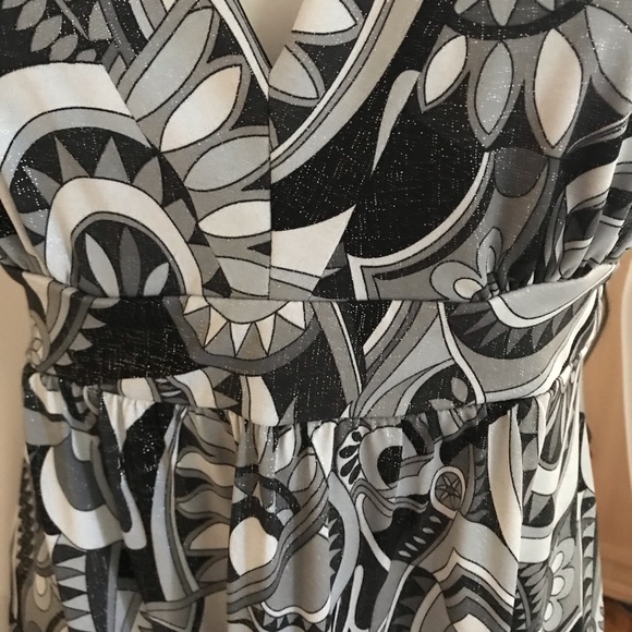 Cute flowing top! - Picture 2 of 3